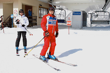 Pútin (à dir.) e Medvedev (à esq.) esquiam juntos. Foto: AP