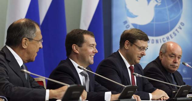 Conferência dos representantes da Agência Federal para Cooperação com Estados Independentes, Compatriotas que Vivem no Exterior e Ajuda Humanitária Internacional (Rossotrudnitchestvo) (esq. à dir.: Serguêi Lavrov, Dmítri Medvedev, Konstantin Kossatch