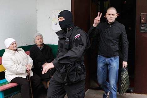 Líder da oposição Serguêi Udaltsov é escoltado de seu apartamento após receber ordem de prisão em Moscou. Foto: Reuters