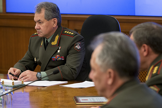 Novo ministro da Defesa Serguêi Choigu (à dir.). Foto: mil.ru