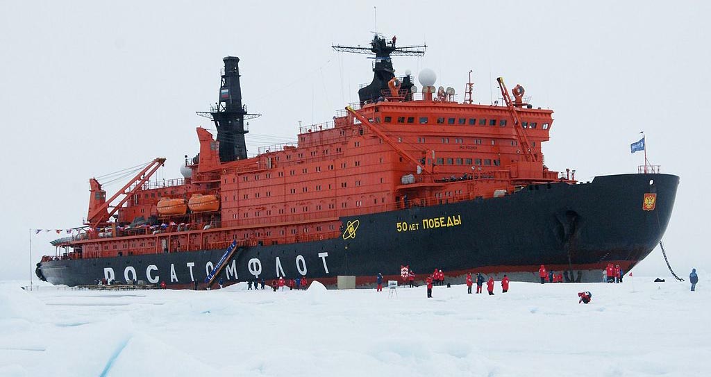 O primeiro cruzeiro turístico ao Polo Norte foi realizado em agosto de 1990 a bordo do quebra-gelo atômico “Rossiya” Foto: Itar-Tass