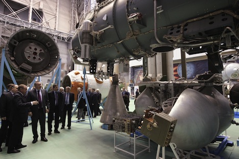 Vice-Primeiro-Ministro russo Dmítri Rogózin (segundo à esquerda) visitando as instalações de produção de foguetes de espaço Corporação Energia. Foto: RIA Nóvosti