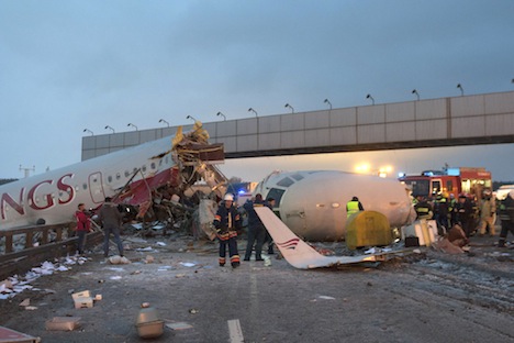 O avião Tu-204 fabricado pela Aviastar para a companhia Red Wings Airlines caiu no aeroporto de Vnukovo Foto: AP