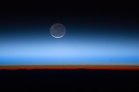 A Agência Espacial Russa (Roskosmos) prevê que, até 2017, três naves não tripuladas sejam enviadas para a Lua. Segundo os cientistas da agência, entre 2030 e 2040 será iniciada a exploração da lua em grande escala. Foto: NASA