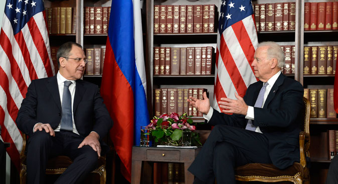 Joseph Biden (à dir.) se reuniu com ministro das Relações Exteriores russo, Serguêi Lavrov, durante conferência em Munique. Foto: AFP/East News