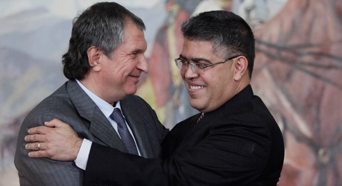 Diretor da petrolífera russa Rosneft, Igor Setchin (esq.), encontra-se com ministro venezuelano de Energia e Petróleo, Rafael Ramirez (dir.), em Caracas. Foto: AP