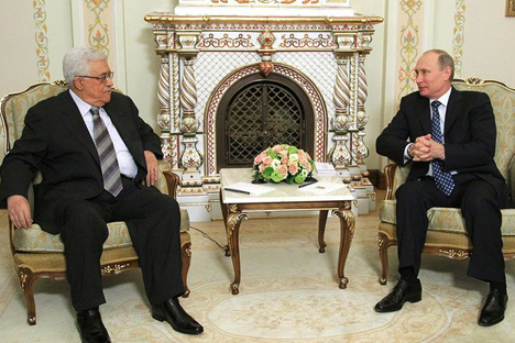Mahmoud Abbas (à esq.) durante o encontro com Vladímir Pútin. Foto: президент.рф
