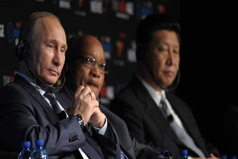 Líderes do Brics não conseguiram chegar a um conceito claro sobre o banco de desenvolvimento conjunto. Na foto (da esq. à dir.), presidentes da Rússia, Vladímir Pútin, da África do Sul, Jacob Zuma, e da China, Xi Jinping Foto: ITAR-TASS