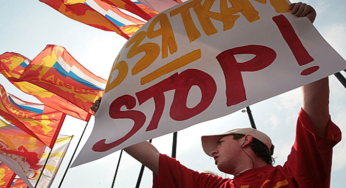Ativista político participa de manifestação contra a corrupção no governo, realizada em julho de 2008 na capital russa. Na placa, lê-se "Chega de suborno!" Foto: AFP / East News
