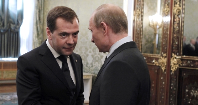 Primeiro-ministro Medvedev também ganhava menos quando era presidente Foto: AP