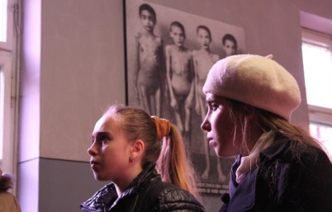Chakirov levou as irmãs em uma excursão ao Museu Memorial, erguido no local do ex-campo de concentração de Auschwitz, na Polônia Foto: Site oficial do MMKF