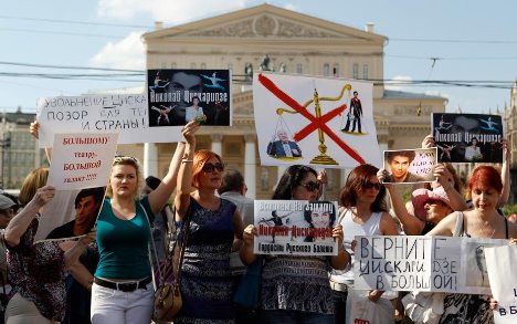 Seguidores do bailarino Tsiskaridze durante manifestação em frente ao Teatro Bolshoi Foto: Reuters