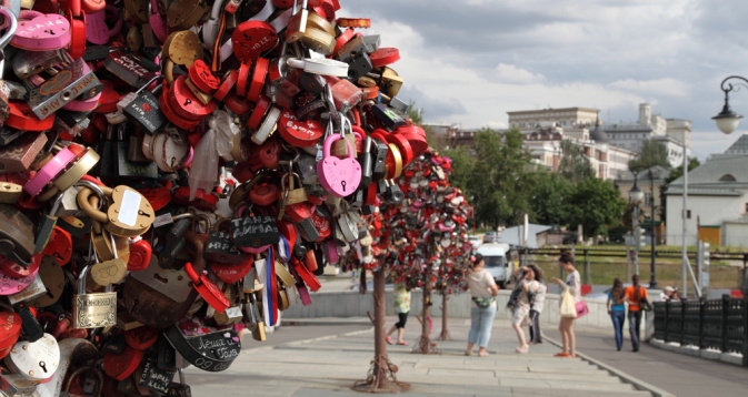 Transeuntes amarram fitas e cadeados na ponte Lujkov, em Moscou, na esperança de encontrar a sua alma gêmea Foto: Lori / Legion Mídia