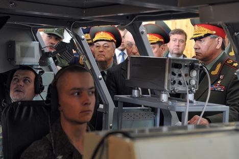 No final de julho passado, o ministro da Defesa russo Serguêi Choigu (dir.) visitou uma exposição de novos modelos de armas no campo de provas de Rjevka, nos arredores de São Petersburgo Foto: Kommersant