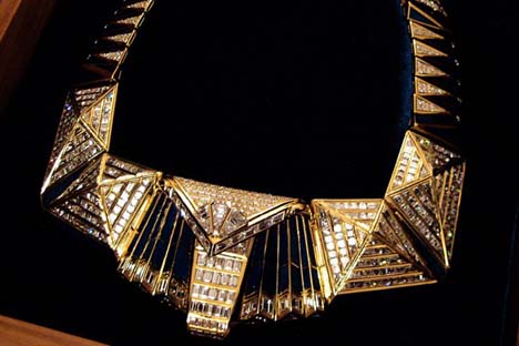 Em 1996, o colar Esfinge de Gizé, de Elena Opaleva, ganhou o “Diamonds International Awards”, uma espécie de Oscar da joalheira mundial Foto: Press Photo
