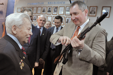 Mikhail Kalashnikov(esq.) e o vice-premiê russo Dmítri Rogozin(dir.) Foto: RIA Nóvosti