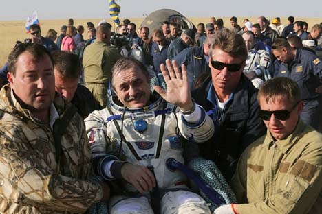 Cosmonauta russo, Pável Vinogradov (centro) Foto: Reuters