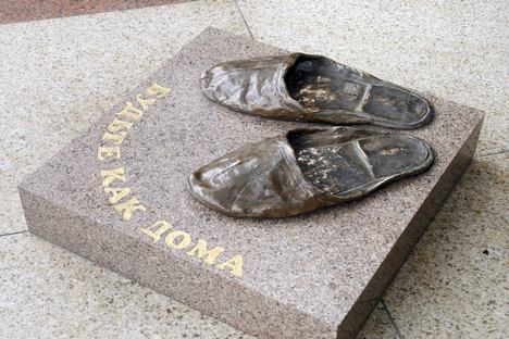 Monumento aos chinelos convida os visitantes a prová-lo: "“Sinta-se em casa" Foto: ITAR-TASS