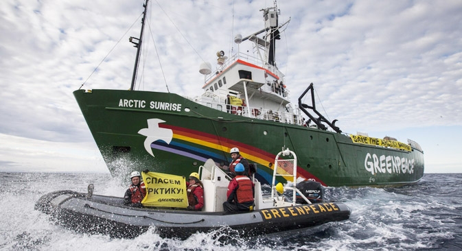 Segundo os investigadores, o navio do Greenpeace foi retido em águas russas, enquanto a organização afirma que a embarcação encontrava-se em águas internacionais Foto: AP