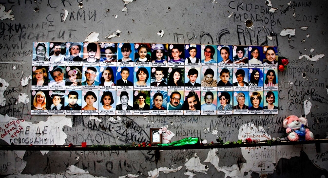 Mural com fotografias de crianças mortas na Escola n°1 Foto: Panos/Photographer