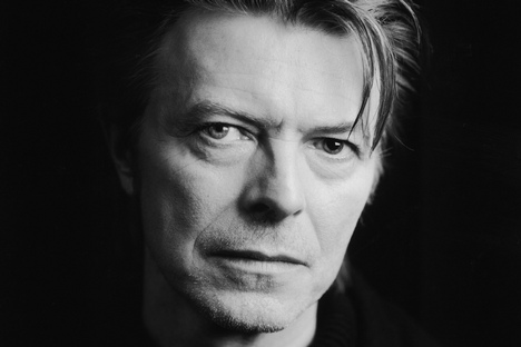 O cantor distinguia-se visivelmente dos cidadãos soviéticos, conservadores no vestir, mesmo numa cidade que abrigava um porto internacional Foto: david-bowie.ru