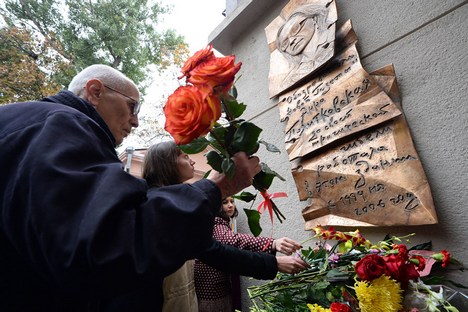 Parentes e ex-chefe de Politkovskaia estiveram presentes na inauguração da placa em Moscou Foto: RIA Nóvosti