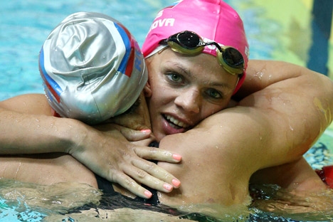 Iúlia Efímova (dir.) conquistou ouro nos 200m peito Foto: ITAR-TASS
