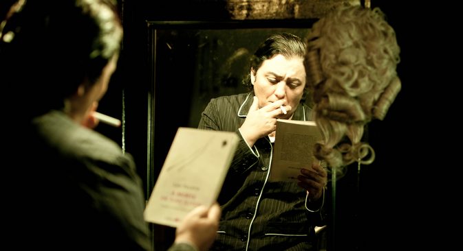 A atriz Cácia Goulart interpreta Ivan Ilitch no monólogo baseado em romance de Tolstói Foto: divulgação