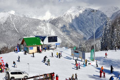O microclima da Krásnaia Poliana, onde acontecerão as competições, é de tal modo único que permite formar nas encostas da serra a cobertura de neve ideal para a prática do esqui Foto: Lori / Legion Media