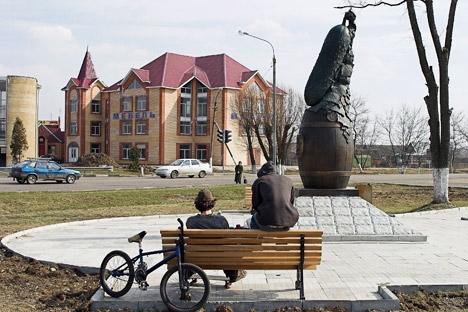 A monument of a cucumber in the town of Lukhovitsy. Source: ITAR-TASS