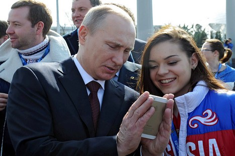 Adelina Sótnikova (dir.) e presidente da Rússia Vladímir Pútin (esq.) Foto: Michael Klimentiev/RIA Nóvosti