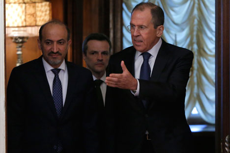 Reunião entre Serguêi Lavrov (esq.) e Yarba Ahmed (dir.) em Moscou Foto: Reuters