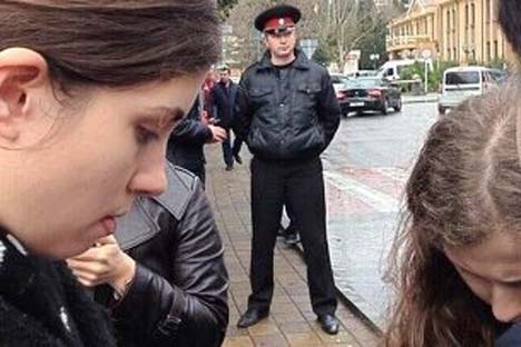 Pussy Riot alega que polícia usou força para detê-las injustamente Foto: gruppa_voina / twitter.com