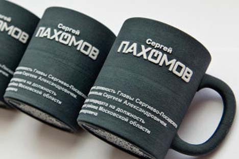 Autoridades eleitorais não conseguiram proibir o candidato de distribuir os “folhetos em forma de caneca” antes das eleições deste domingo (16) Foto: http://alt-gazeta.ru