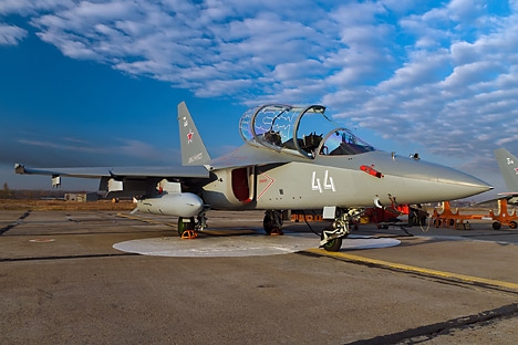 O grupo dos Iak-130 não é a única equipe acrobática que voa em aeronave de treinamento Foto: Press Photo