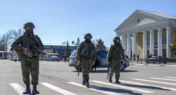 Milhares de soldados, aparentemente sob o comando russo, tomaram o controle das bases militares ucranianas por toda a Crimeia na semana passada Foto: Serguêi Savostianov/RG