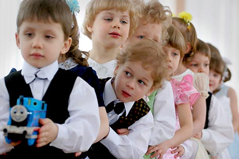 As crianças são incentivadas a participar de atividades de canto, desenho, dança e música Foto: ITAR-TASS