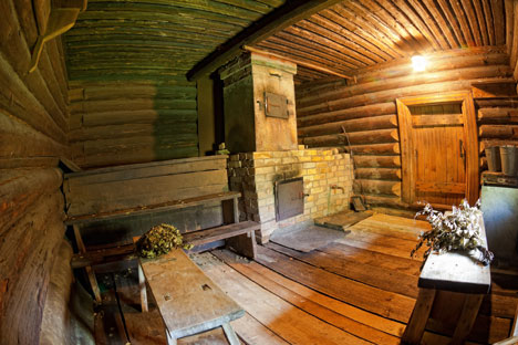 Um terço do espaço é ocupado por um forno que aquece pedras localizadas na parte de cima, que por sua vez aquecem os quartos Foto: Lori/Legion Media