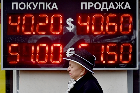 Em resposta à queda da moeda nacional, os russos começaram a sacar os seus depósitos Foto: AFP/East News