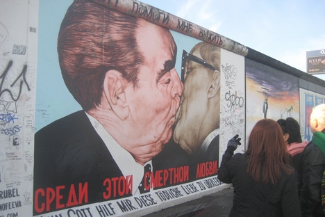Afresco de Vrubel se tornou símbolo da reunificação alemã Foto: divulgação