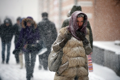 Acúmulo de neve aumentou de 10 a 12 centímetros, tornando as vias intransitáveis Foto: Grigóri Sisoiev/RIA Nôvosti