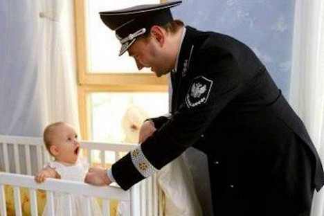 Ambos os uniformes têm uma tonalidade escura, bem como exibem um detalhe semelhante na lapela e punhos Foto: @_baphometh_ / Twitter