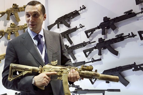 Alguns modelos de drones foram inclusive apresentados no stand da Kalashnikov na feira Foto: Reuters