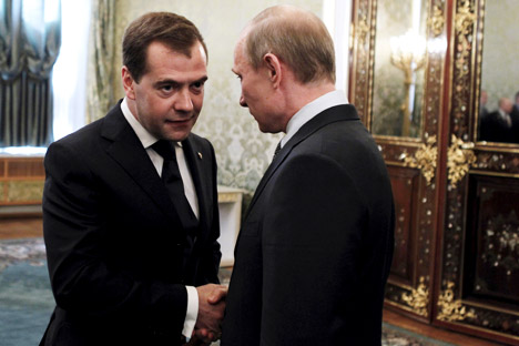 Medvedev (à esq.) e Pútin tiveram um aumento de 265% em abril do ano passado  Foto: AP