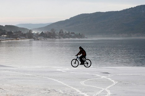 Bicicleta foi roubada enquanto o ciclista descansava em uma pousada entre Vladivostok e o lago Baikal Foto: Reuters