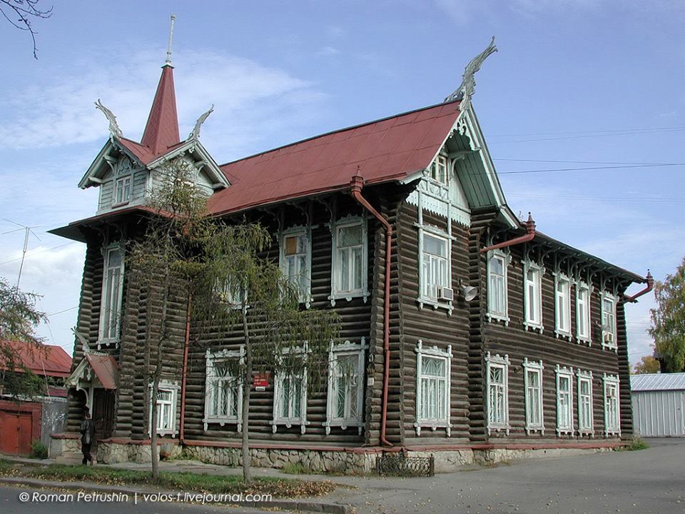 Também é difícil passar indiferente ao lado da “Casa com dragões”, um dos marcos de Tomsk.
