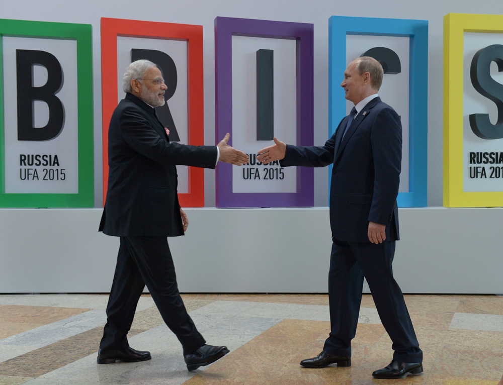 Primeiro-ministro indiano Narendra Modi (esq.) e presidente russo Vladímir Pútin em encontro na Cúpula dos Brics em Ufá, em 2015