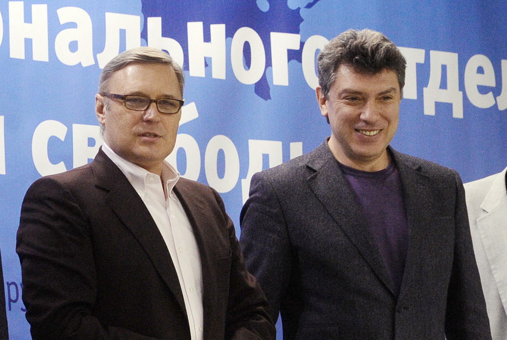 Kasianov (dir.) é presidente do Parnas, partido ao qual também pertenceu Nemtsov (esq.), morto no ano passado.