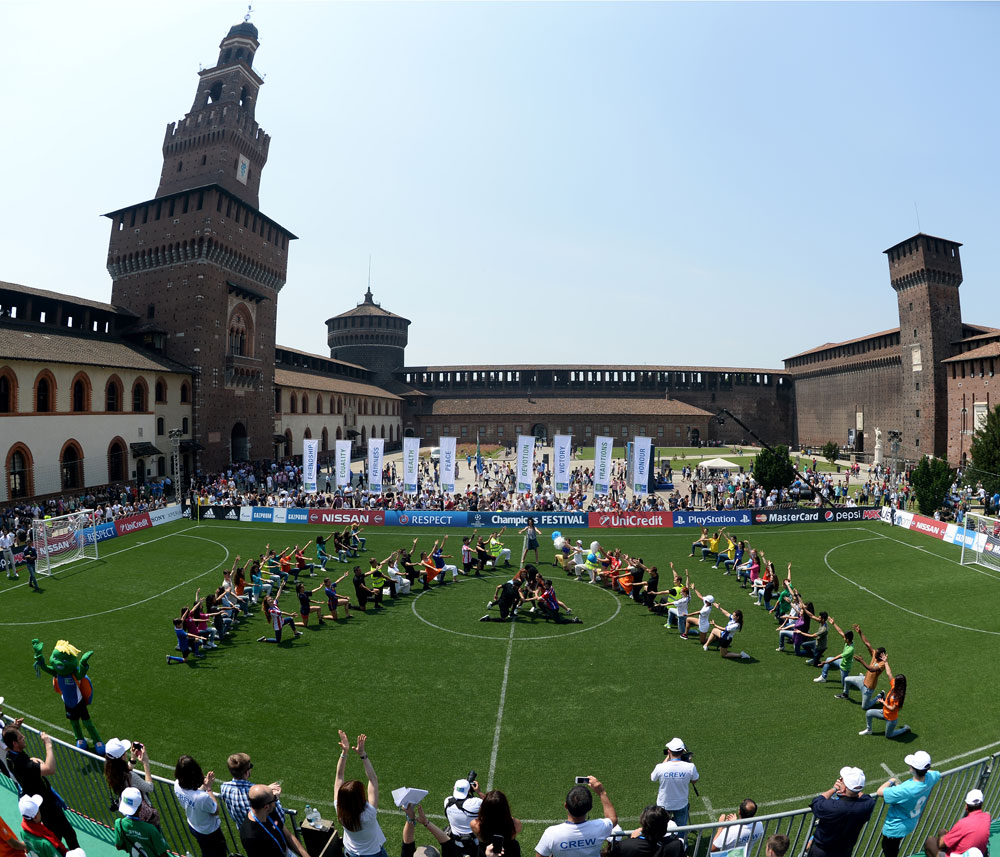 I ragazzi del torneo Football for Friendship a Milano per la fase finale dell'evento.