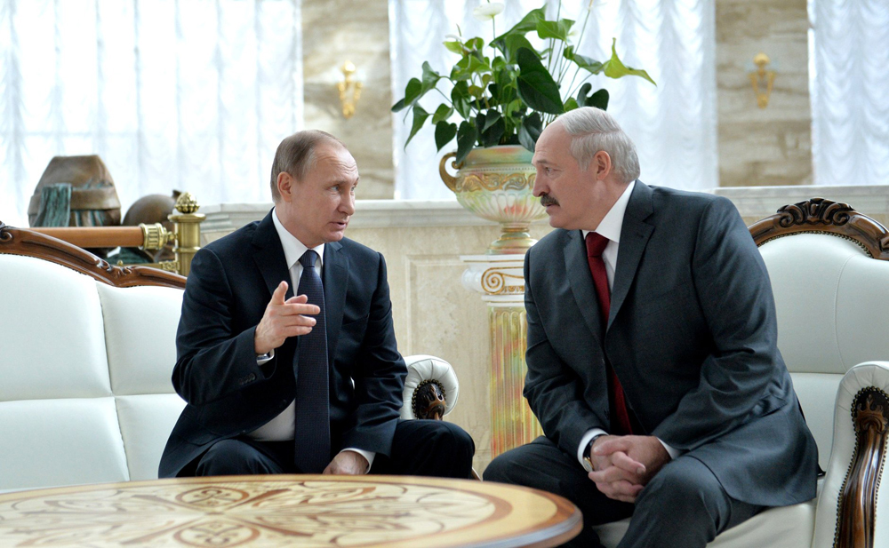 Pútin (esq.) e Lukachenko reunidos em Minsk, capital da Bielorrússia
